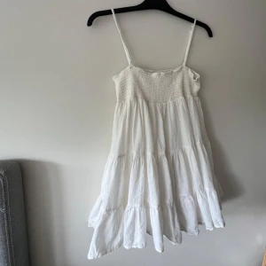 Vit klänning från Zara  - Säljer denna vita klänningen i bra skick från Zara 💕 passar om man är kortare, under 160 cm. Passar storlek xs/s 🫶