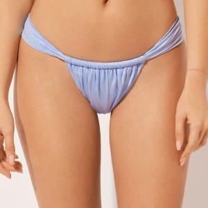 Ljusblå bikiniunderdel från calzedonia - Supersnygg ljusblå bikiniunderdel! Helt ny med prislapp kvar. Passar mig som har S