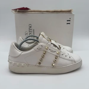 VALENTINO ROCKSTUD SNEAKERS - Valentino rockstud sneakers - Skick: 8,5/10 - Storlek 37 - Tillbehör: Enbart skorna - Nypris 7700kr - deluxecloset 