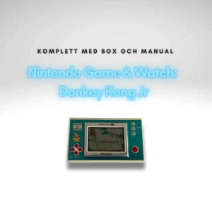Nintendo Game & Watch – Donkey Kong Jr. (1982) – Komplett med Originalkartong - Nu har du chansen att lägga vantarna på en äkta bit spelhistoria – Donkey Kong Jr., en av de mest eftertraktade titlarna i Nintendos ikoniska Game & Watch-serie. Perfekt för samlare och retroentusiaster!  🎮 Produktinformation: ✅ Modell: Donkey Kong Jr. ✅ Tillverkare: Nintendo ✅ År: 1982 ✅ Skick: Bra ✅ Medföljer: 	•	Originalkartong (slitage och revor, se bilder) 	•	Själva spelet i fint begagnat skick
