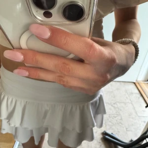 Vit volangkjol - Supersöt vit kortkjol med volanglager. Stretchigt material så skulle säga att den passar xs,s och kanske till o med en m. Skriv vid frågor!🥰