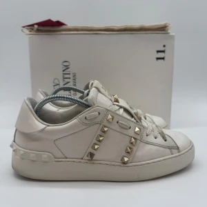 VALENTINO ROCKSTUD SNEAKERS - Valentino rockstud sneakers - Skick: 8,5/10 - Storlek 37 - Tillbehör: Dustbag - Nypris 7700kr - deluxecloset 