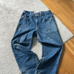 Polar skate 93 strl 30/30 - Säljer ett par klassiska blå jeans från polar skate co  i storlek 30/30. Gamla loggan.