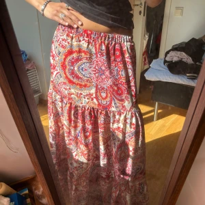 Färgglad långkjol med paisleymönster - Säljer en maxilång kjol. Lång på mig, ingen lapp på därav ingen ”riktig” storlek men borde vara     S-M