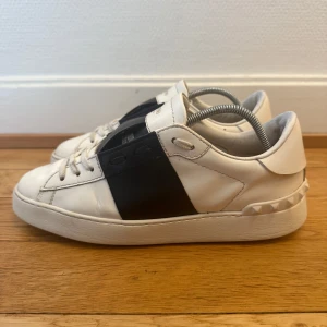 Valentino open sneakers - Säljer nu dessa fina valentino open skor | Storlek 38,5 | Väldigt fint skick | Kommer med dustbag,extra nya snören och kvitto | Hör gärna av er vid frågor eller funderingar 