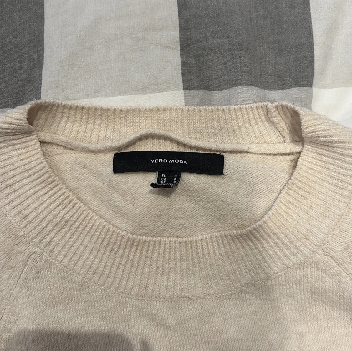 Beige stickad tröja från Vero Moda - 1