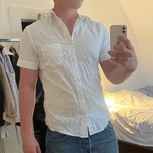 Kortärmad skjorta - Säljer en helt vanlig kortärmad skjorta från dressman då jag vuxit ur den. Den är sparsamt använd och saknar helt och hållet defekter. Pris kan diskuteras vid smidig affär.