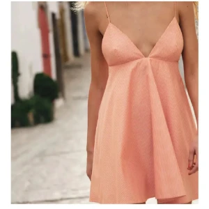 Klänning  - Säljer denna helt slutsålda klänningen från zara🥰 Helt ny med prislappen kvar!💓