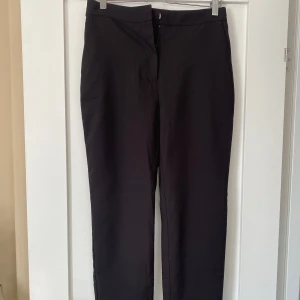 Svarta kostymbyxor från NA-KD - Stilrena svarta kostymbyxor från NA-KD i en mer rak tight modell. I storlek 36. Aldrig använda. 