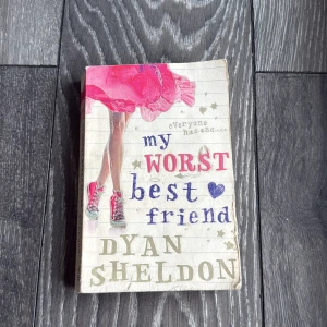 My Worst Best Friend - En charmig bok om vänskapens upp- och nedgångar, perfekt för dig som gillar drama och humor. Omslaget med färgglada sneakers och en snurrande kjol ger en ungdomlig känsla. Passar dig som vill läsa om relationer och livet som ung.