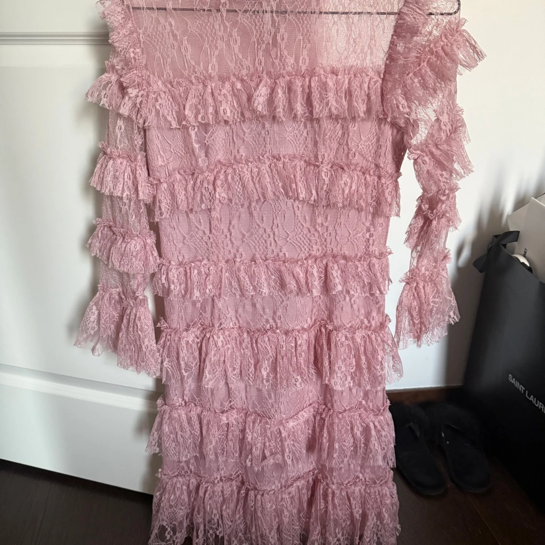 Rosa spetsklänning från By Malina