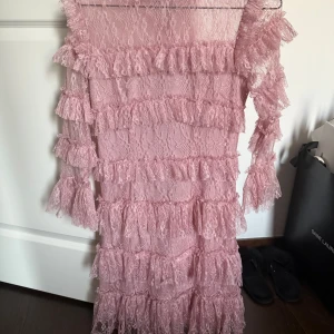 Rosa spetsklänning från By Malina - Superfin rosa klänning från By Malina i storlek xs! 