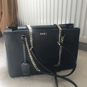 DKNY väska  - En DKNY väska köpt för ca 2700 kr. Väskan är självklart äkta. Vid frågor kontakta gärna! 
