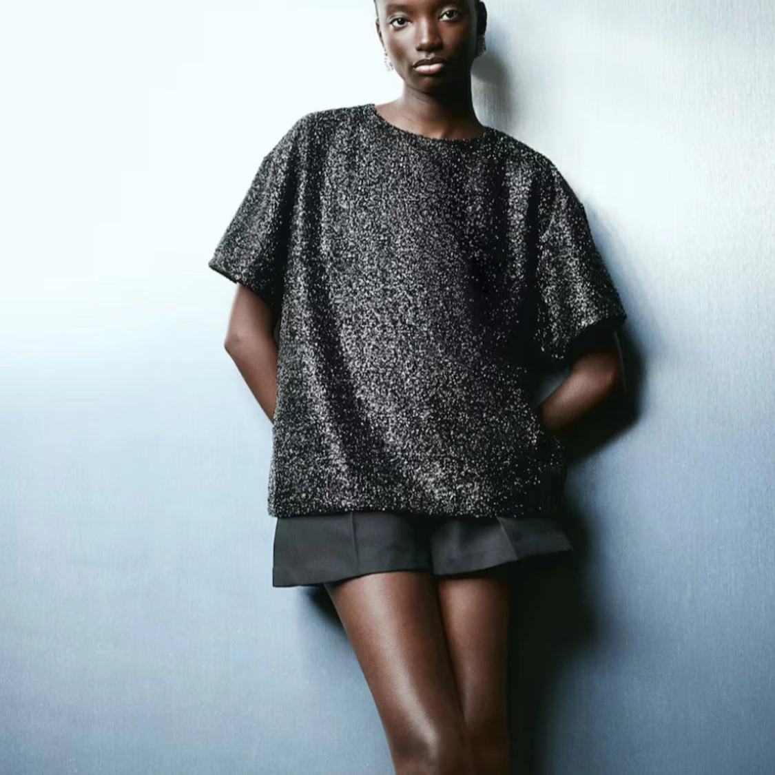Glittrig svart topp med kort ärm