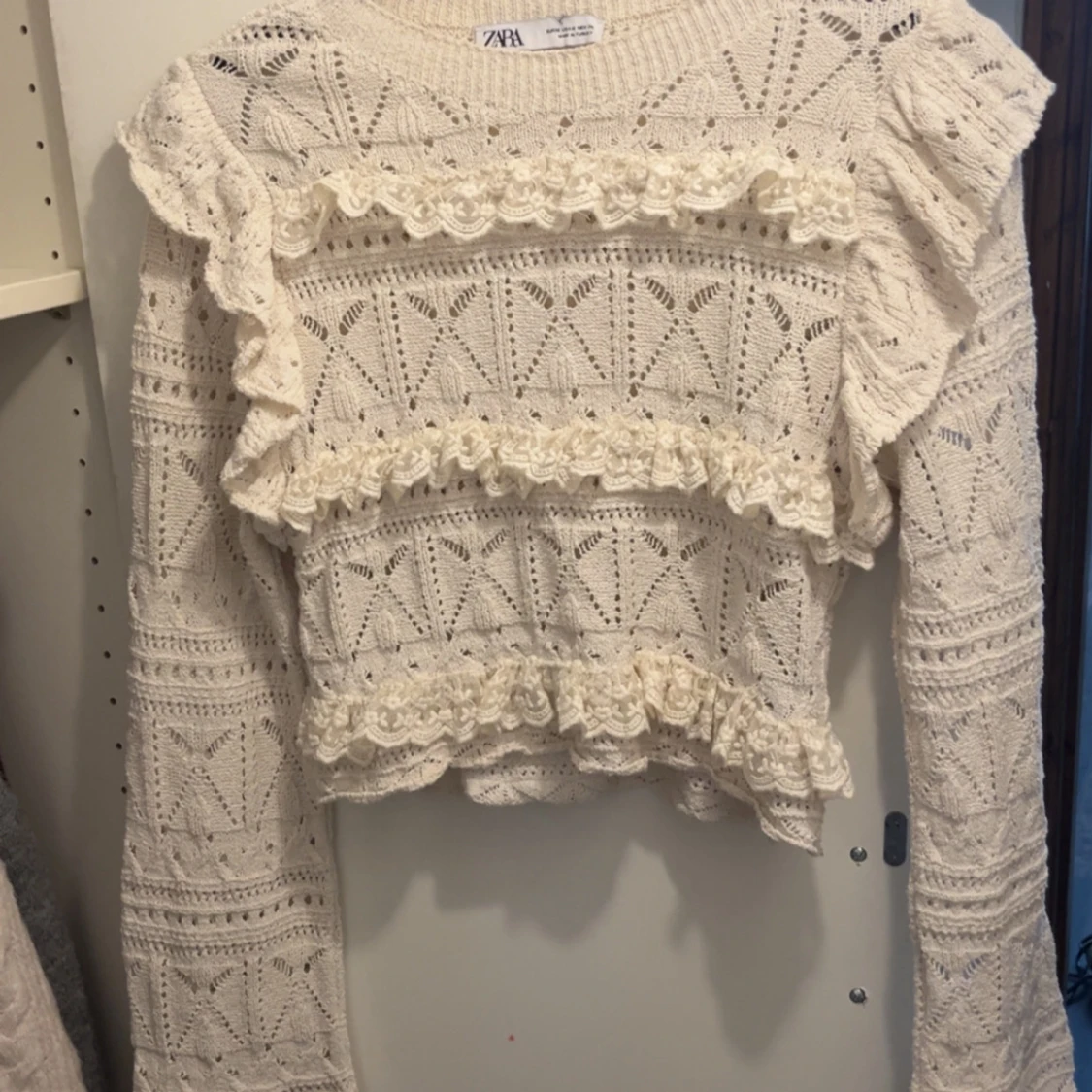 Vit stickad volangtröja från Zara