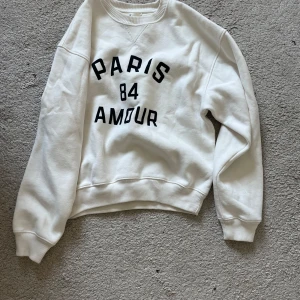 Hm sweatshirt - Skit snygg sweatshirt från hm som jag använt 1gång, säljer pga att jag har en liknade🥰