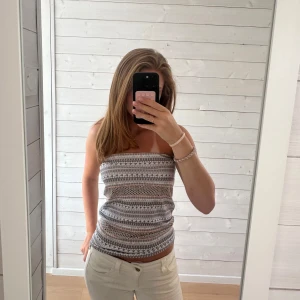 Snygg tubtopp🥹💖 - Jättefin topp som egentligen är en kjol men som går lika bra att använda som tubtopp🙌🏻🙌🏻💖 säljer även i ett annat mönster om man är intresserad💗💗