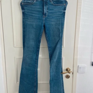 KÖP FRÅN MIN VINTED - Snygga blå jeans från Zara med bootcut passform och klassisk femficksdesign. Jeansen har normal midja och är tillverkade i ett mjukt denimtyg med lätt tvättad look. Perfekta för dig som gillar en retrovibe och vill ha ett par jeans som sticker ut.