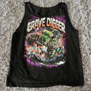 Svart linne med Grave Digger tryck - Köpte denna när monster jam var i Sverige. Jag har klippt av armarna och klippt runt nacken (se bilderna) Det står ingen storlek, men skulle säga M
