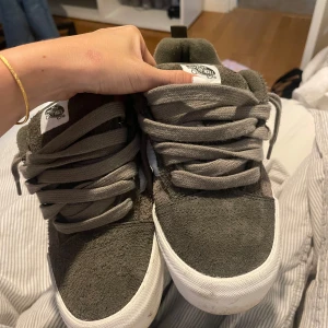 Gråa/gröna Vans Old Skool  - Säljer ett par gråa/gröna Vans Old Skool sneakers i mocka. Nypris 1300kr. Använt 2-3 gånger 