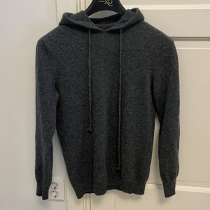 Merino Hoodie - Snygg grå merino hoodie i storlek S. Väldigt fint skick utan tecken på användning. Hör gärna av dig vid frågor eller funderingar!