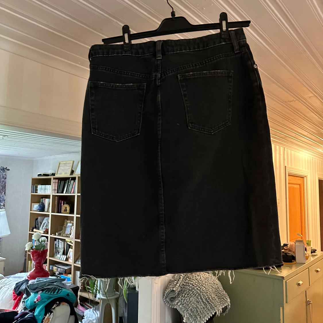 Svart jeanskjol med slits - 2