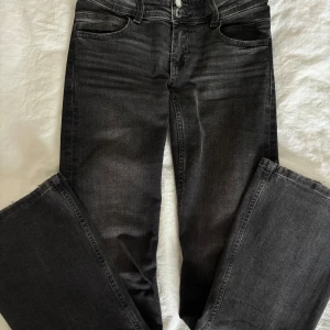 Gråa jeans från Gina - Gråa jeans från Gina i storlek 164