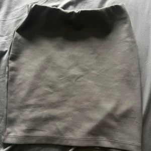 Grå enkel kortkjol i bomull - GARDEROBSRENSNING! Tajt minikjol. Använt fåtal gånger! Jätte söt till någon fin sommartopp!