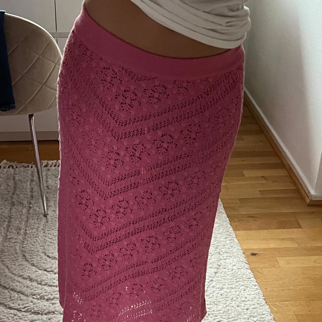 Rosa stickad långkjol med spetsmönster - 1