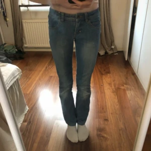 Blå jeans från DC by Esprit - Snygga blå jeans från DC by Esprit med broderade detaljer på bakfickorna. 