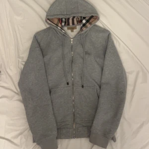 Grå Burberry Hoodie - Säljer en fet burberry hoodie/zip i väldigt bra skick skriv vid frågor