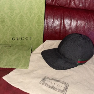 Gucci keps  - Säljer den här kepsen för jag har tröttnat på den. Den är köpt i Gucci i Bangkok av thailändsk valuta. Såklart äkta. Funka även med byten mot likadan beige. Skriv för mer info.