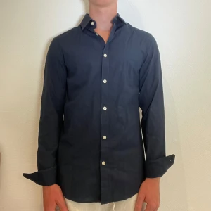 Marinblå H&M skjorta - Marinblå H&M Skjorta || Storlek S || Mitt pris 249kr || Modellen på bilden är 170cm och väger 62kg || Tveka inte på att höra av dig vid frågor eller funderingar 