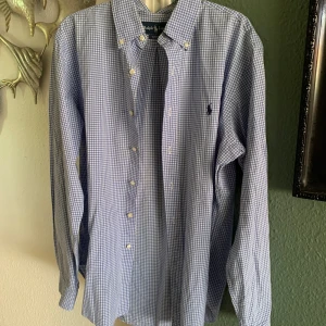 Ralph lauren skjorta  - En somrig blå rutig skjorta från Ralph lauren, bra skick och priset är ej hugget i sten så hör av er om det är något ni undrar över 