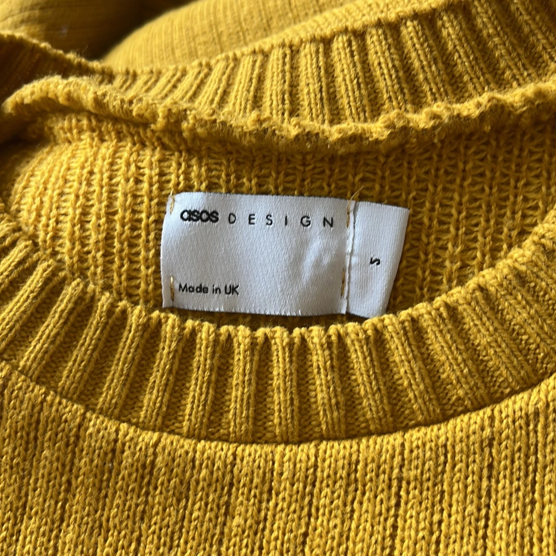 Gul stickad tröja med solmönster ASOS - 2