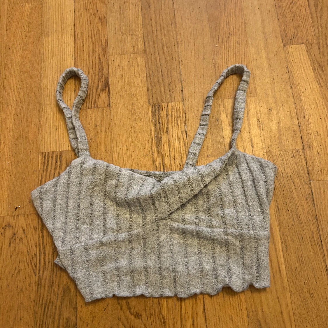 Grå ribbad croppad linnetopp