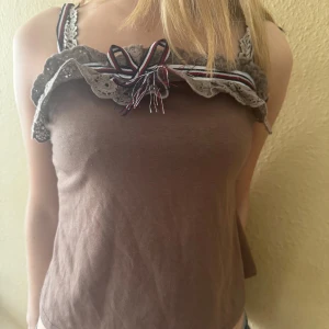 Brun linnetopp med spets och rosett - Jättefin linne med fina detaljer. Mycket bra skick eftersom den är aldrig använt 💕storlek M men passar mig som är S 