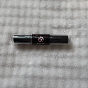 W7 Contour Stick Medium/Deep - Dubbeländad contour stick från W7 i färgen Medium/Deep. Ena sidan är en ljus concealer i beige ton och andra sidan är en mörkare brun nyans för contouring. Praktisk och smidig att använda, perfekt för att skapa dimension i ansiktet.