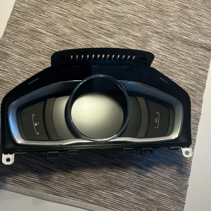 TFT mätarhus  - Ingen bok syns på bilden. Bilden visar en bilinstrumentpanel, inte en bok.