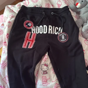 Svarta Hoodrich mjukisbyxor med patchar - Svarta Goodrich byxor storlek S använder inte länge har en annan också XS