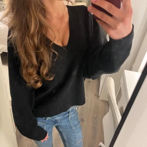 Svart stickad v-ringad tröja  - Säljer en supermysig och super fin stickad v ringad tjocktröja från H&M!💗