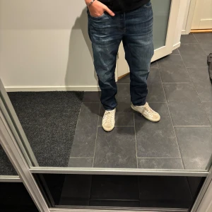 Jack and Jones jeans  - Säljer dessa jeans ifrån Jack and Jones i nyskick . I modell Tepered Mike storlek 32. Vid fler frågor hör gärna av dig. 
