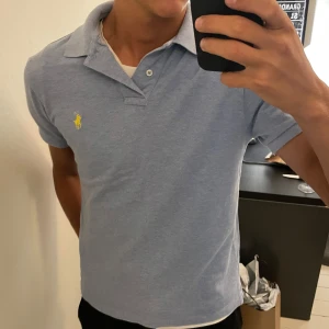 Ralph Lauren Polo Skjorta - Tjena! Säljer denna Ralph Lauren Polo Skjorta i mycket fint skick✔️ Storlek M✔️ Modell på bilden 180cm 62kg✔️ Färgen är ljusblå/grå✔️Mitt pris 349kr Nypris 1600kr✔️ Har du någon fråga eller fundering är det bara att skriva✔️