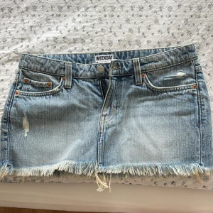 Lågmidjad jeanskjol - Så snygg jeanskjol men kommer inte till användning. Lågmidjad och mini. Aldrig använd, köpt för typ 500
