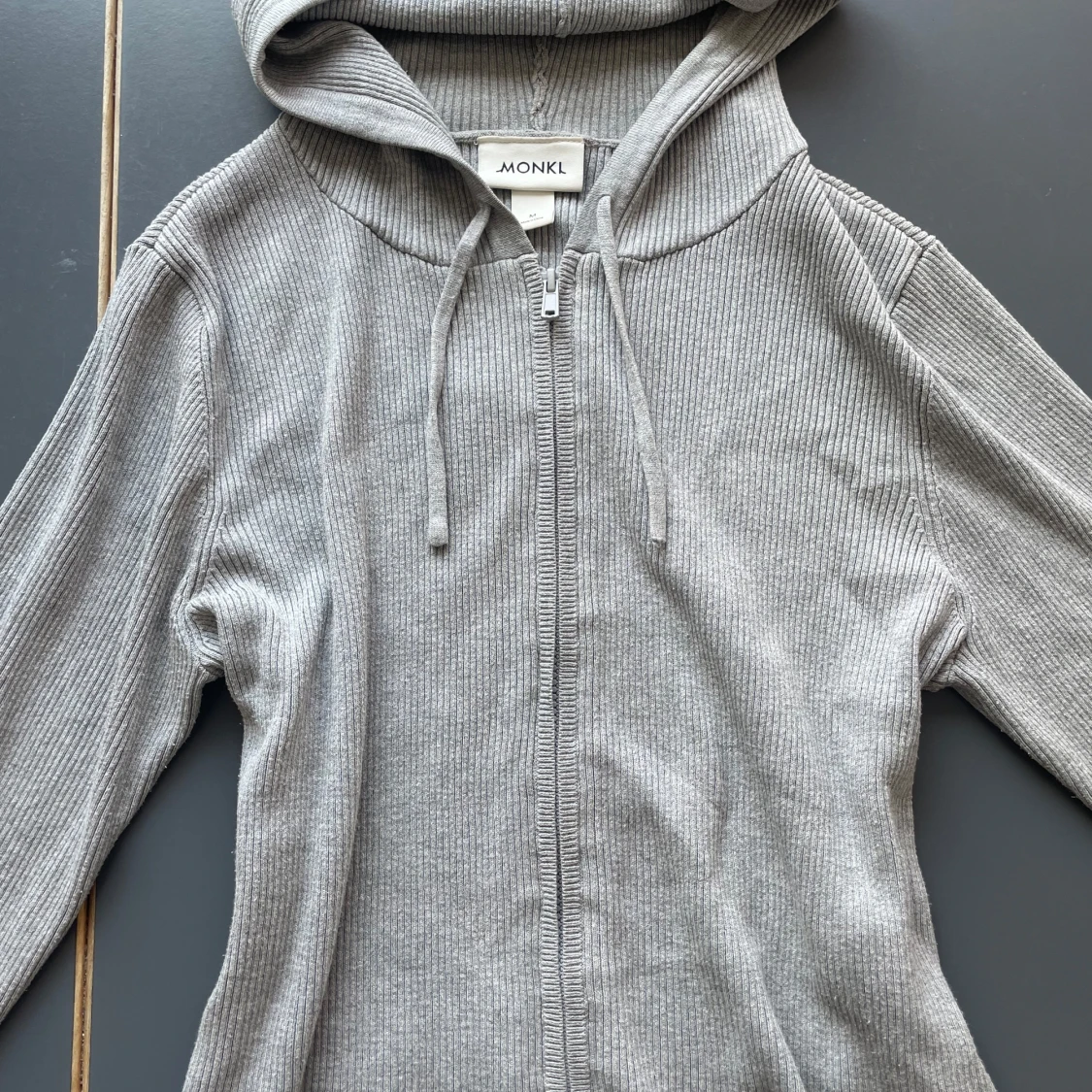 Grå ribbad hoodie med dragkedja Monki - 4