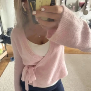 Omlott / knytkofta rosa från Gina - INTRESSEKOLL Rosa stickad Omlott / knytkofta från Gina💘 slutsåld och väldigt eftertraktad! Köpte för 580+ frakt💖 passar mig som brukar ha XS/S🫶🏻 köp via köp nu om ni kan tänka er 600