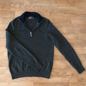 Brun Morris half zip - En Morris half zip som jag säljer när den har blivit för liten. Den har storlek S men har krympt i tvätten och passar därför XS - XXS. Tröjan har en tajt passform men är både snygg och passar till många stilar. Modellen på bilden är 169 cm och väger 68kg. Skulle säga att den passar under 160 cm. Kom gärna med frågor!