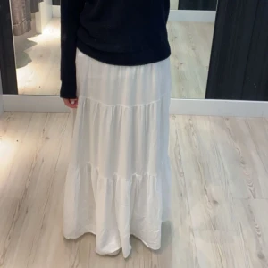 Vit långkjol - Vit långkjol från Stradivarius i strl xs😍 Den har tre jättesmå fläckar på framsidan (se sista tre bilderna)