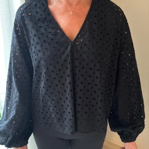 Blus från MQ - Superfin blus som aldrig kommit till användning. Luftigt och skönt material.