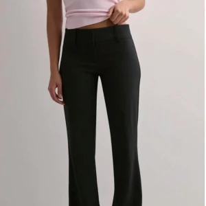 Svarta kostymbyxor  - Snygga svarta kostymbyxor. De är lågmifjade och jätte fina på. Säljer de då jag har gått ner i vikt och inte kan ha de längre.